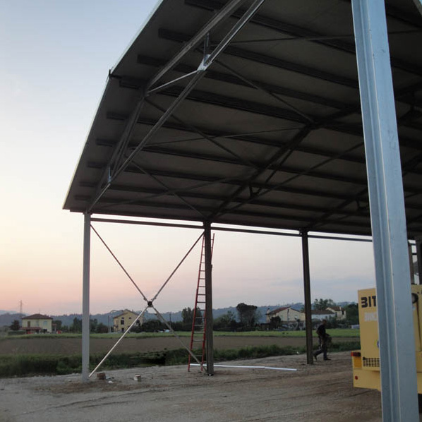 lavorazione di un maneggio coperto struttura in ferro zincato copertura tetto ultimata