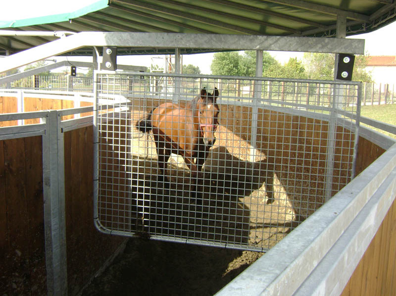 particolare di una giostra da lavoro per cavallo con copertura in PVC