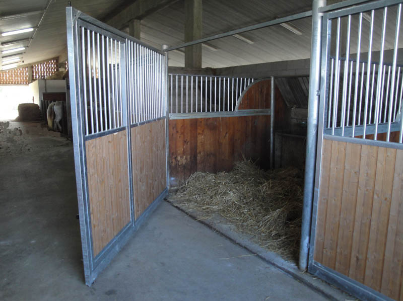 scuderia per cavalli in legno e ferro zincato con pareti completamente apribili