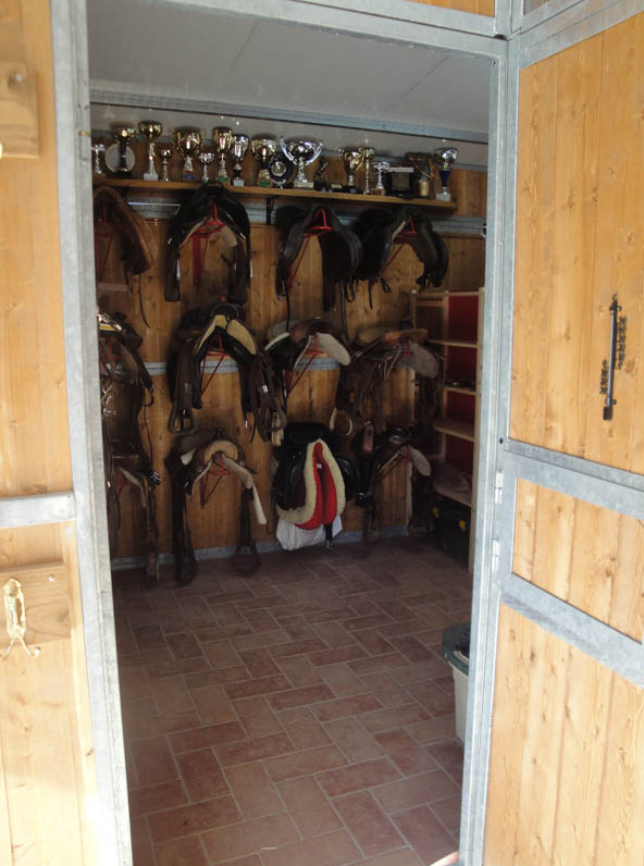 selleria con porta selle per cavalli